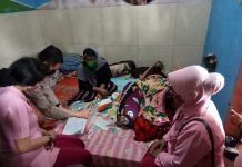 Kapolres Dan Ketua Bhayangkari Cabang Karanganyar Bezuk Warga Ngargoyoso Penderita Osteosarcoma