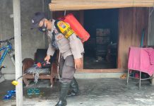 Antisipasi Lonjakan Angka Positif Covid – 19, Bhabinkamtibmas Klodran Polsek Colomadu Melakukan Penyemprotan Cairan Desinfektan di Lingkungan Warga.