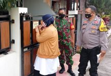 Sticker Pada Rumah Warga Isoman, Polres Karanganyar : Mari Tumbuhkan Semangat Gotong Royong