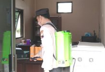 Polres Karanganyar Semprotkan Desinfektan Wujudkan Lingkungan Kantor Sehat Dan Bebas Covid