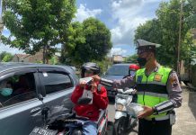 Gugah Warga Taati Prokes, Sat Lantas Polres Karanganyar Bagikan Masker Gratis