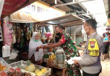 Himbau Warga Taati Prokes Polsek Jaten Bagikan Masker Gratis