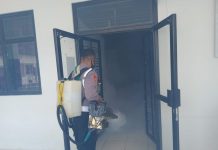 Kurangi Resiko Terpapar Covid-19, Polsek Matesih Semprotkan Desinfektan Di Kompleks SMKN Matesih