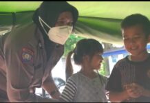 Rumahnya Hancur Akibat Gempa Cianjur, Polwan Bhabinkamtibmas Ini Tetap Jalani Tugas Layani Masyarakat