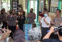 Kapolres Karanganyar dan Anggota Polres Karanganyar Hibur Manula di Griya Sehat Bahagia Dengan Bermain Musik