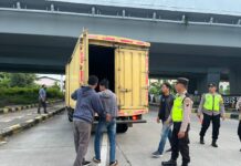 Jaga Kondusifitas Wilayah, Polsek Kebakkramat Cek Muatan Kendaraan Roda 4 di Sore Hari