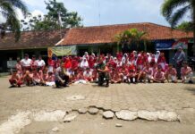 Bhabinkamtibmas Bersama Babinsa Desa Ploso, Sambangi Siswa Sekolah Dasar