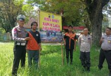 Pasang MMT Imbauan, Langkah Satlantas Polres Karanganyar Antisipasi Kecelakaan Akibat Jalan Rusak