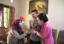 Kapolres Bersama Ketua Bhayangkari Cabang Karanganyar, Melaksanakan Anjangsana ke Rumah Anggotanya Yang Sakit
