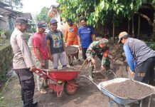 Wujud Sinergitas Bhabinkamtibmas Dan Babinsa,Bantu Renovasi Rumah Warga Di Wilayah Binaannya