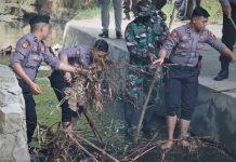 Peduli Lingkungan, Polres Karanganyar Melaksanakan Giat Bersih Sungai