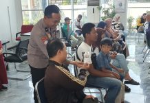 Berjuang Cegah Penyalahgunaan Narkoba, KBO Sat Binmas Polres Karanganyar Bagi Leaflet di Perkantoran