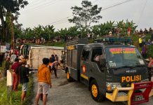 “Transformer” Tim SAR Samapta Polres Karanganyar Bantu Evakuasi Bus Terguling Di Ngargoyoso