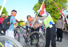 Polres Karanganyar Bagikan Bendera Merah Putih, Bangkitkan Semangat Nasionalisme Jelang HUT RI ke-80
