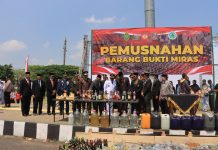 Usai Upacara HUT ke-80 RI, Polres Karanganyar Musnahkan Ribuan Liter Miras Hasil Operasi Juli–Agustus