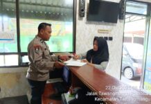 Personel Polsek Tawangmangu Layani Masyarakat dalam Pembuatan Surat Kehilangan