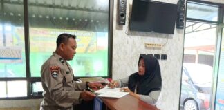 Personel Polsek Tawangmangu Layani Masyarakat dalam Pembuatan Surat Kehilangan