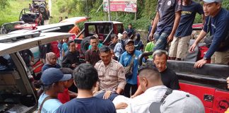 RESPON CEPAT POLSEK NGARGOYOSO TANGANI KECELAKAAN JEEP HARTOP DI JALUR CANDI SUKUH