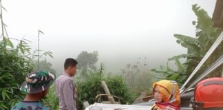 Respon Cepat Polsek Jatiyoso Tangani Longsornya Talud Rumah Warga di Desa Wonorejo