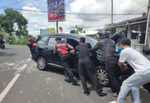 SATSAMAPTA POLRES KARANGANYAR TUNJUKKAN AKSI SIGAP, BANTU KORBAN KECELAKAAN DI PERTIGAAN PUNDAK
