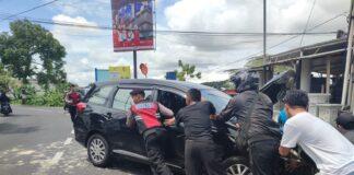 SATSAMAPTA POLRES KARANGANYAR TUNJUKKAN AKSI SIGAP, BANTU KORBAN KECELAKAAN DI PERTIGAAN PUNDAK