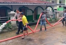 Polsek Jatiyoso Polres Karanganyar Bantu Warga Bersihkan Jalan Akibat Aliran Air Terputus
