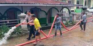 Polsek Jatiyoso Polres Karanganyar Bantu Warga Bersihkan Jalan Akibat Aliran Air Terputus