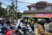 Satlantas Polres Karanganyar Gelar Sosialisasi Operasi Zebra Candi 2025 di Simpang Empat Pegadaian