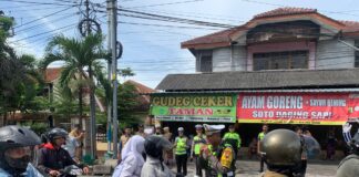 Satlantas Polres Karanganyar Gelar Sosialisasi Operasi Zebra Candi 2025 di Simpang Empat Pegadaian