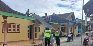 Respon Cepat 110: Polsek Matesih Gelar Kerja Bakti Pasca Puting Beliung di Lor Pasar