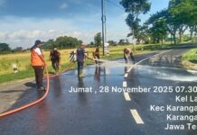 Polsek Karanganyar Respons Cepat Tumpahan Oli di Jalan Lingkar Selatan Lalung