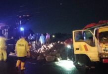 Truk Dump Bermuatan Batu Terguling di Tasikmadu, Evakuasi Dramatis Dibantu “Transformer” Truck SAR Samapta