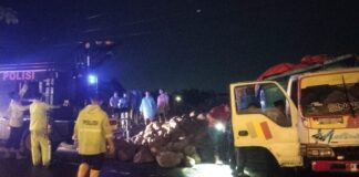 Truk Dump Bermuatan Batu Terguling di Tasikmadu, Evakuasi Dramatis Dibantu “Transformer” Truck SAR Samapta
