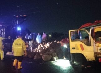 Truk Dump Bermuatan Batu Terguling di Tasikmadu, Evakuasi Dramatis Dibantu “Transformer” Truck SAR Samapta