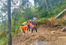 POLSEK JATIYOSO LAKUKAN EVAKUASI LONGSOR YANG MENUTUPI JALAN JATIYOSO – MATESIH