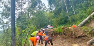 POLSEK JATIYOSO LAKUKAN EVAKUASI LONGSOR YANG MENUTUPI JALAN JATIYOSO – MATESIH