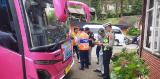 Satlantas Polres Karanganyar Gelar Rampcheck Kendaraan Wisata di Tawangmangu