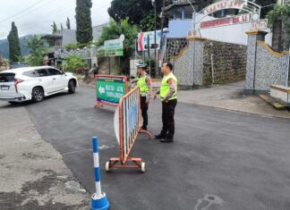 Patroli Humanis Pos Pam Tawangmangu, Polisi Hadir Jaga Keamanan dan Kelancaran Wisata Natal
