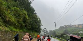 Sigap Tangani Longsor Gondosuli, Polres Karanganyar Pastikan Keselamatan Warga dan Kelancaran Arus Wisata