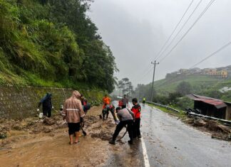 Sigap Tangani Longsor Gondosuli, Polres Karanganyar Pastikan Keselamatan Warga dan Kelancaran Arus Wisata