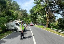 Polisi Hadir Evakuasi Truk Pasir Gagal Menanjak di Tawangmangu
