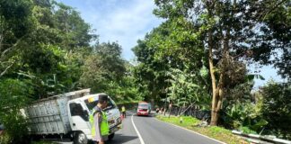 Polisi Hadir Evakuasi Truk Pasir Gagal Menanjak di Tawangmangu