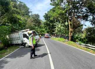 Polisi Hadir Evakuasi Truk Pasir Gagal Menanjak di Tawangmangu