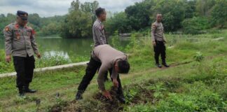 Polsek Kebakkramat Tanam Puluhan Pohon di Waduk Plalar, Wujud Kepedulian terhadap Lingkungan