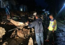 Polsek Jatipuro Turun ke Lokasi Talud Rumah Warga yang Roboh Akibat Hujan