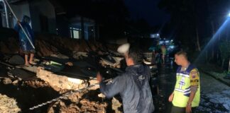 Polsek Jatipuro Turun ke Lokasi Talud Rumah Warga yang Roboh Akibat Hujan