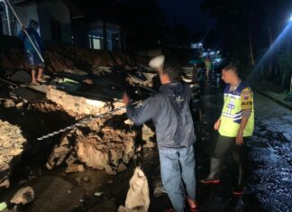 Polsek Jatipuro Turun ke Lokasi Talud Rumah Warga yang Roboh Akibat Hujan