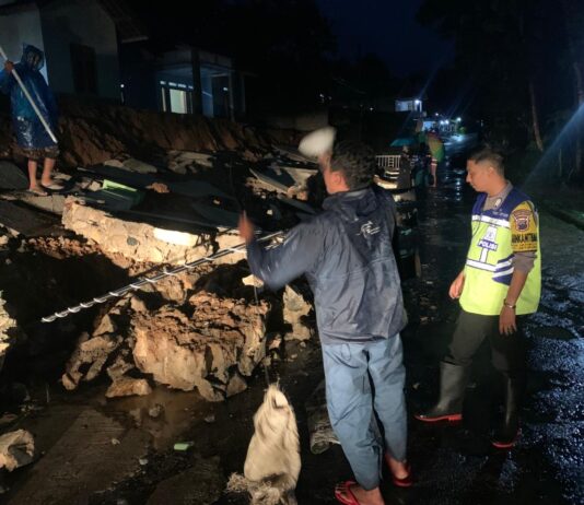 Polsek Jatipuro Turun ke Lokasi Talud Rumah Warga yang Roboh Akibat Hujan