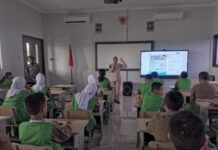 Ekstrakurikuler Bermuatan Edukasi Kesehatan, Dokkes Polres Karanganyar Beri Pembekalan di SMP Kemala Bhayangkari