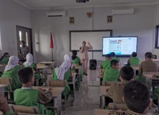Ekstrakurikuler Bermuatan Edukasi Kesehatan, Dokkes Polres Karanganyar Beri Pembekalan di SMP Kemala Bhayangkari